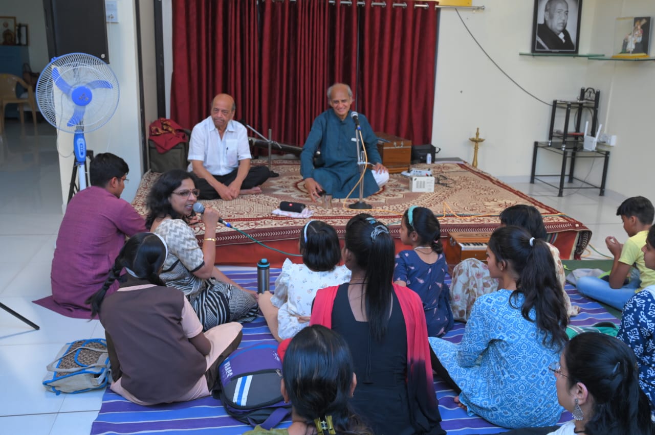 Gurukul students with Pt.Ulhasbuwa Kashalkar