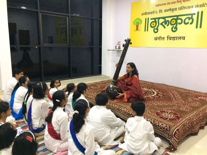 Manjusha Tai with Students